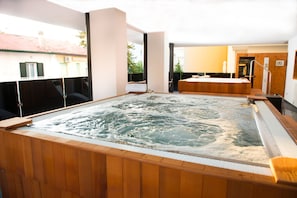 Un jacuzzi con estructura de madera y vistas al exterior.