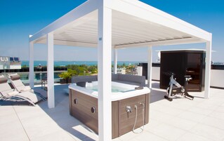 Bañera de hidromasaje al aire libre