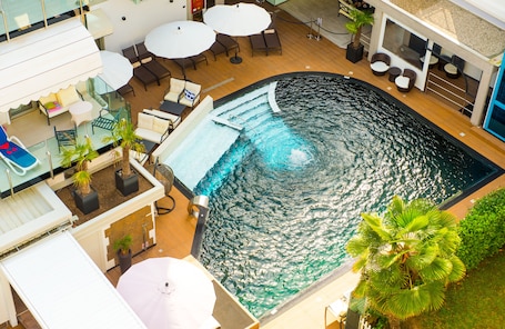 Outdoor pool, pool umbrellas, sun loungers. Hotel Rossini