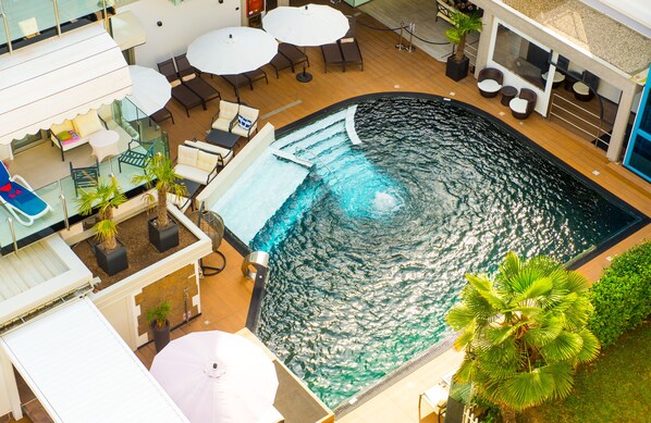 室外游泳池，池畔遮阳伞，日光浴躺椅