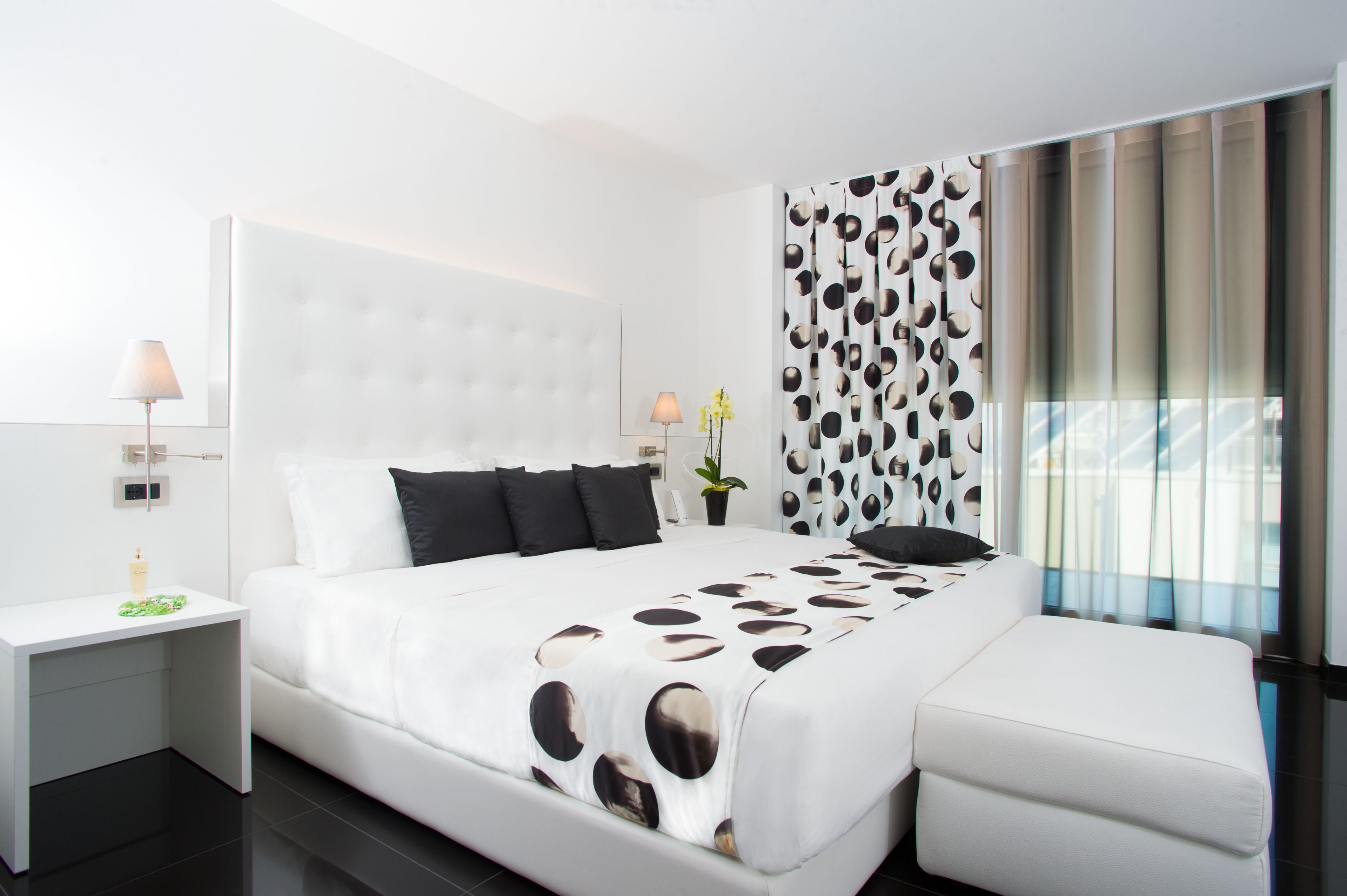 Luksussuite, 1 soverom, havutsikt | Senger med Select Comfort-madrass, minibar, safe på rommet og skrivebord