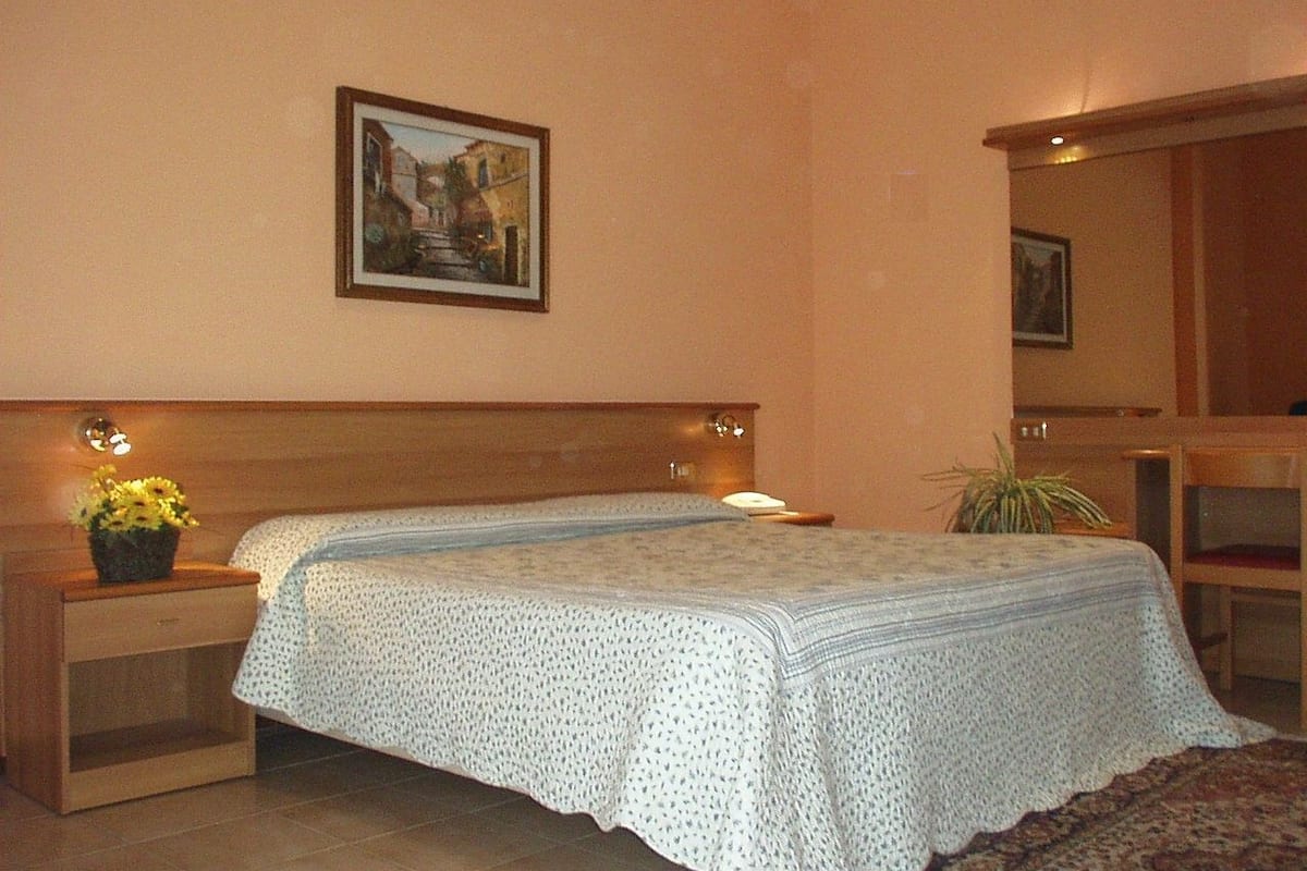 in-room safe, desk, free wifi