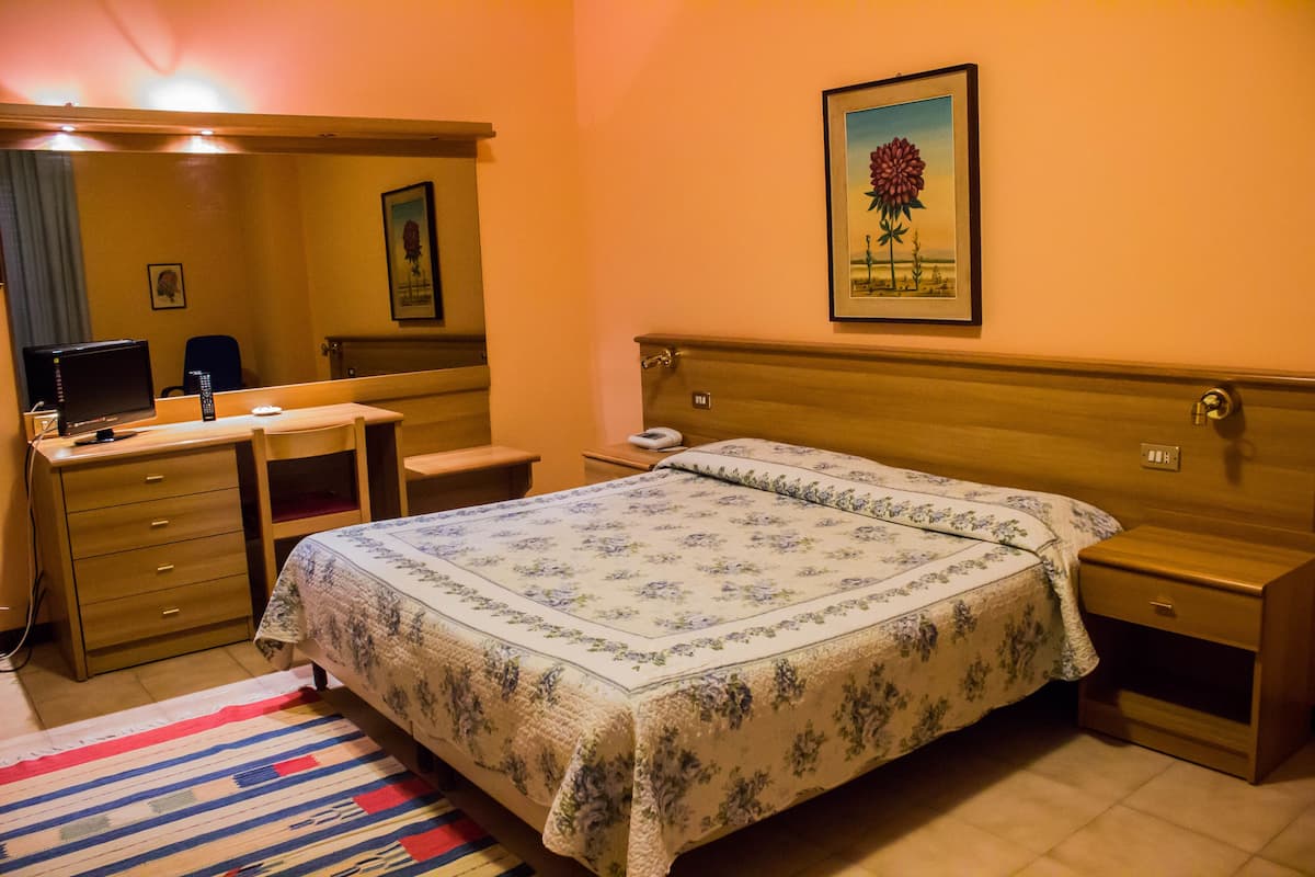 superior double room | in-room safe, desk, free wifi