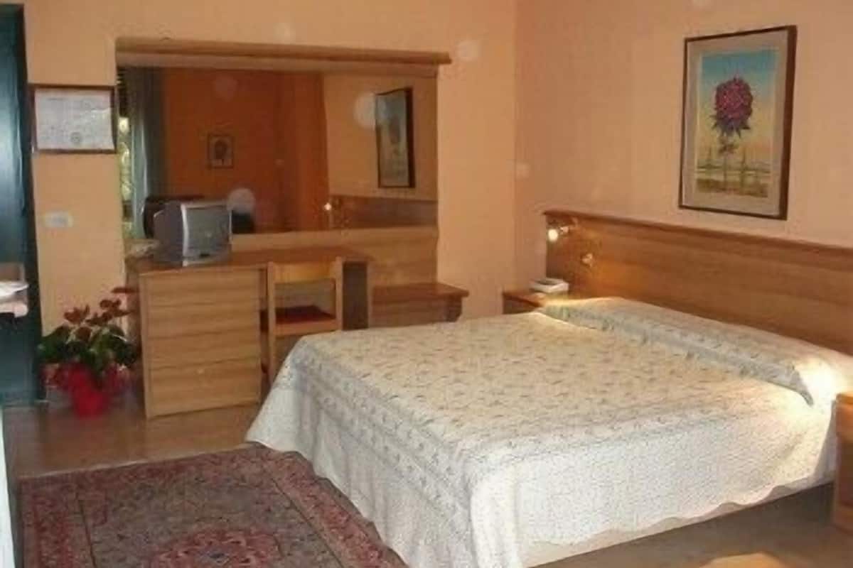 superior double room | in-room safe, desk, free wifi