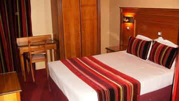 Minibar, coffres-forts dans les chambres, bureau