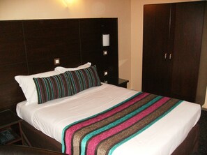 Minibar, in-room safe, desk, cots/infant beds - Hôtel du Val de Seine (Mantes-la-Jolie)