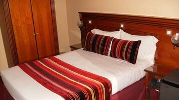 Minibar, coffres-forts dans les chambres, bureau