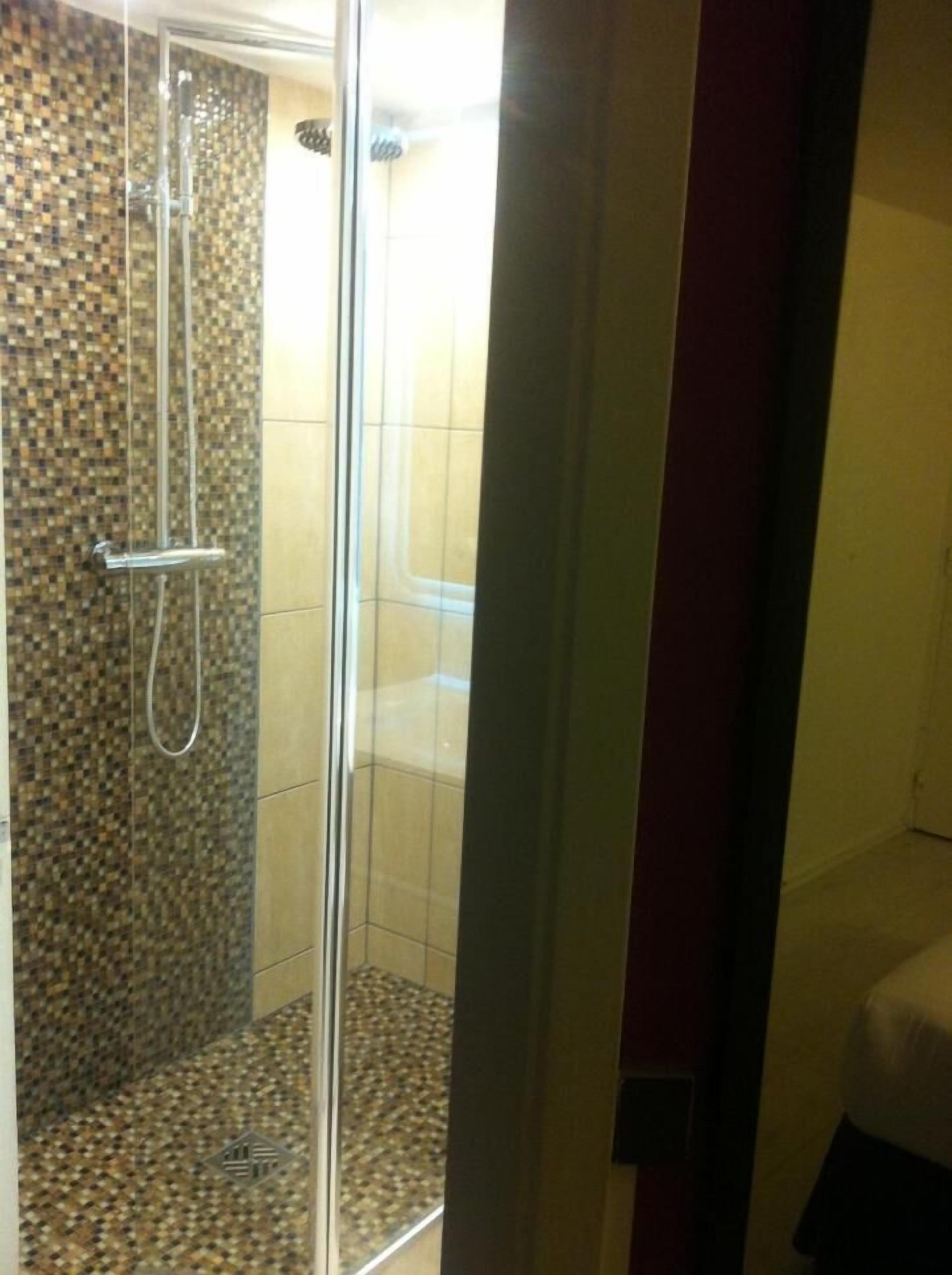 浴槽、バスアメニティ (無料)、ヘアドライヤー、ビデ