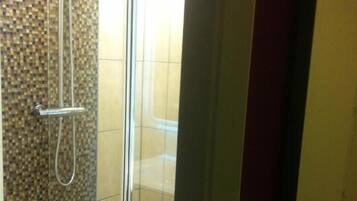 Baignoire, articles de toilette gratuits, sèche-cheveux, bidet