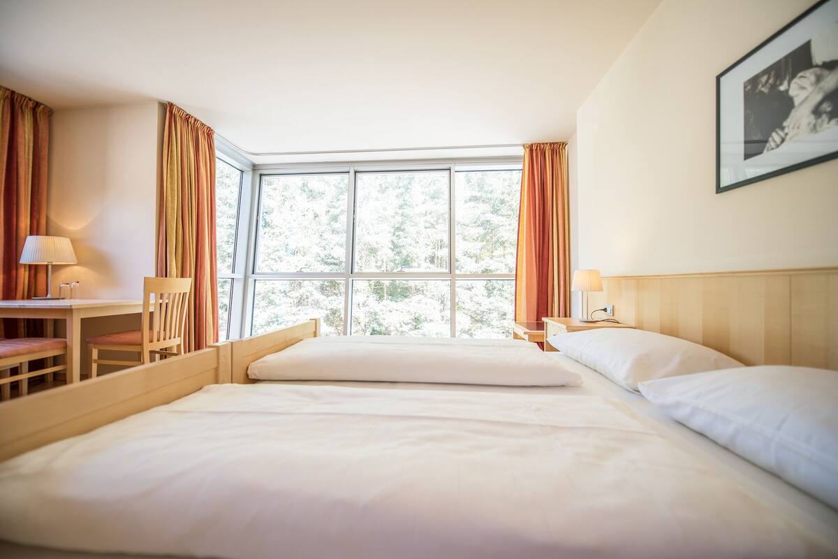 Habitación cuádruple | Ropa de cama de alta calidad, minibar, caja fuerte y escritorio