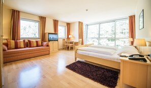 Habitación triple | Ropa de cama de alta calidad, minibar, caja fuerte y escritorio