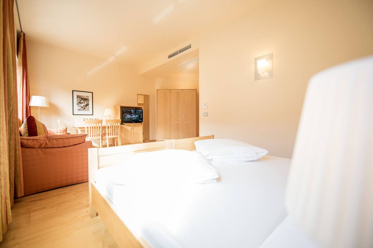 Ropa de cama de alta calidad, minibar, caja fuerte y escritorio