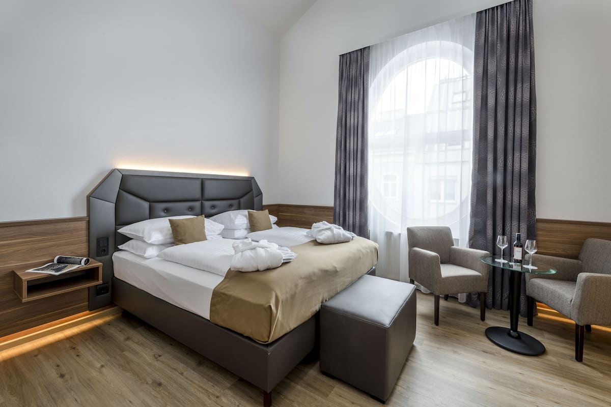 Suite | Minibarvarer (inkludert), safe på rommet, skrivebord og lydisolert