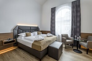 Suite | Isi minibar gratis, brankas, meja kerja, dan kedap suara