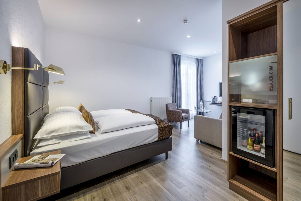 Suite – junior | Minibarvarer (inkludert), safe på rommet, skrivebord og lydisolert