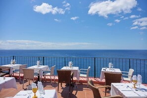 Outdoor dining - Inn & Art Madeira (Canico)