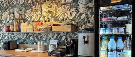 Tägliches Frühstücksbuffet (9 EUR pro Person)