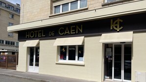 A building with a sign reading "HOTEL DE CAEN" and a logo above the entrance. - Hôtel de Caen (Caen)