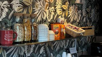 Se ofrece un desayuno bufé todos los días (9 EUR por persona)