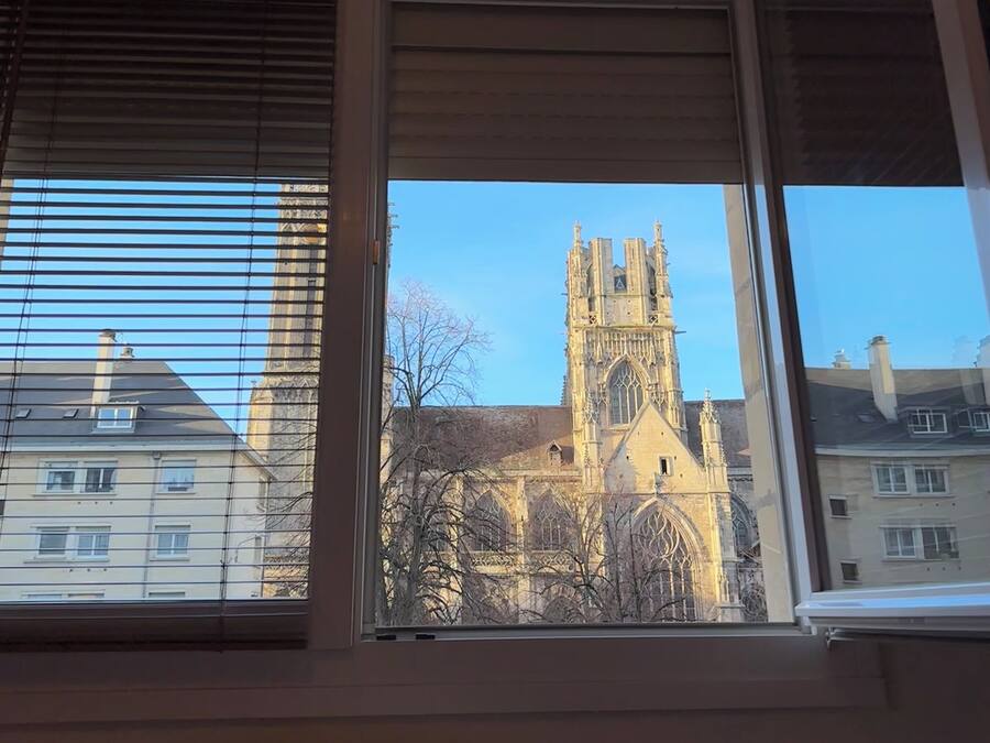Habitación con vista a una catedral a través de una ventana.