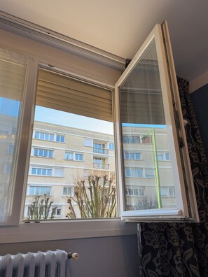 Classic Triple Room | View from room - Hôtel de Caen (Caen)