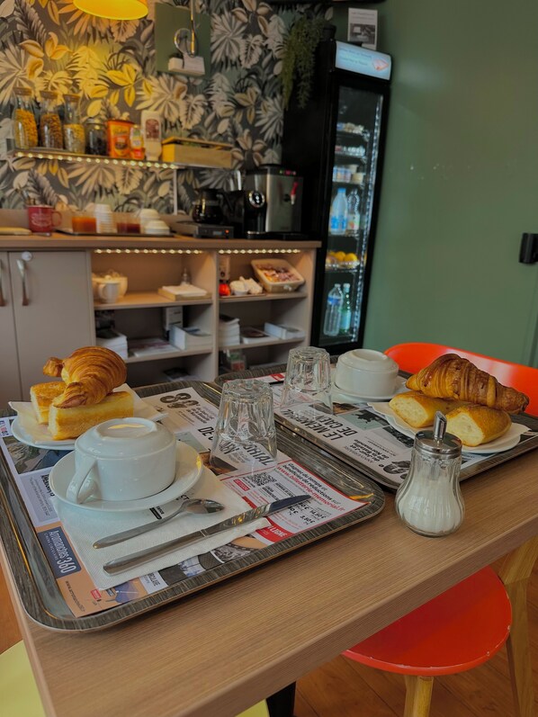 Petit déjeuner buffet (9 EUR par personne)