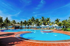 야외 수영장, 수영장 파라솔, 일광욕 의자