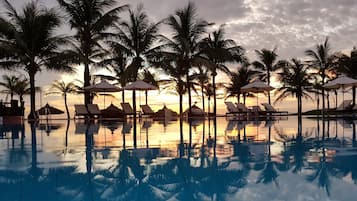 Outdoor pool, pool umbrellas, sun loungers