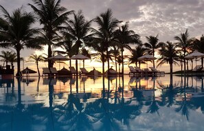 Outdoor pool, pool umbrellas, sun loungers - Tropical Beach Hoi An Resort (Hoi An)