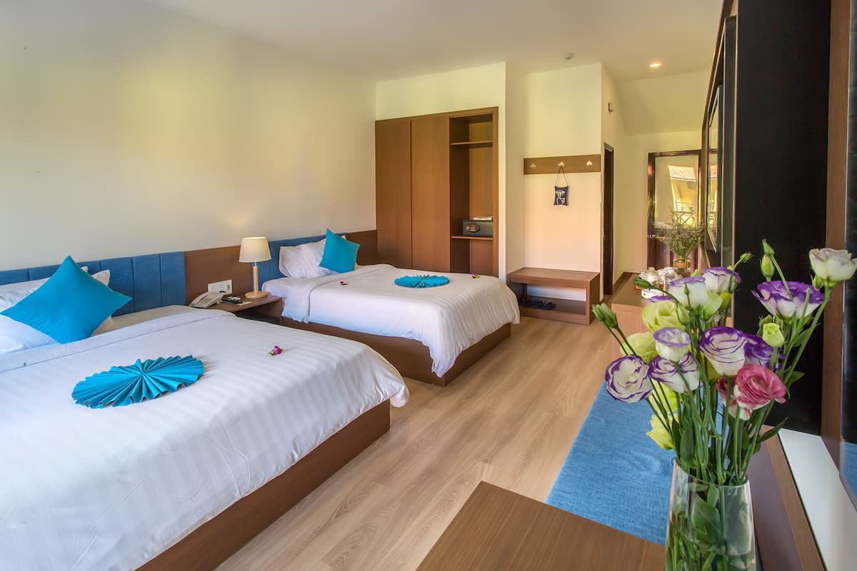 Deluxe Twin Room, Garden View | Minibar, in-room safe, desk, blackout drapes