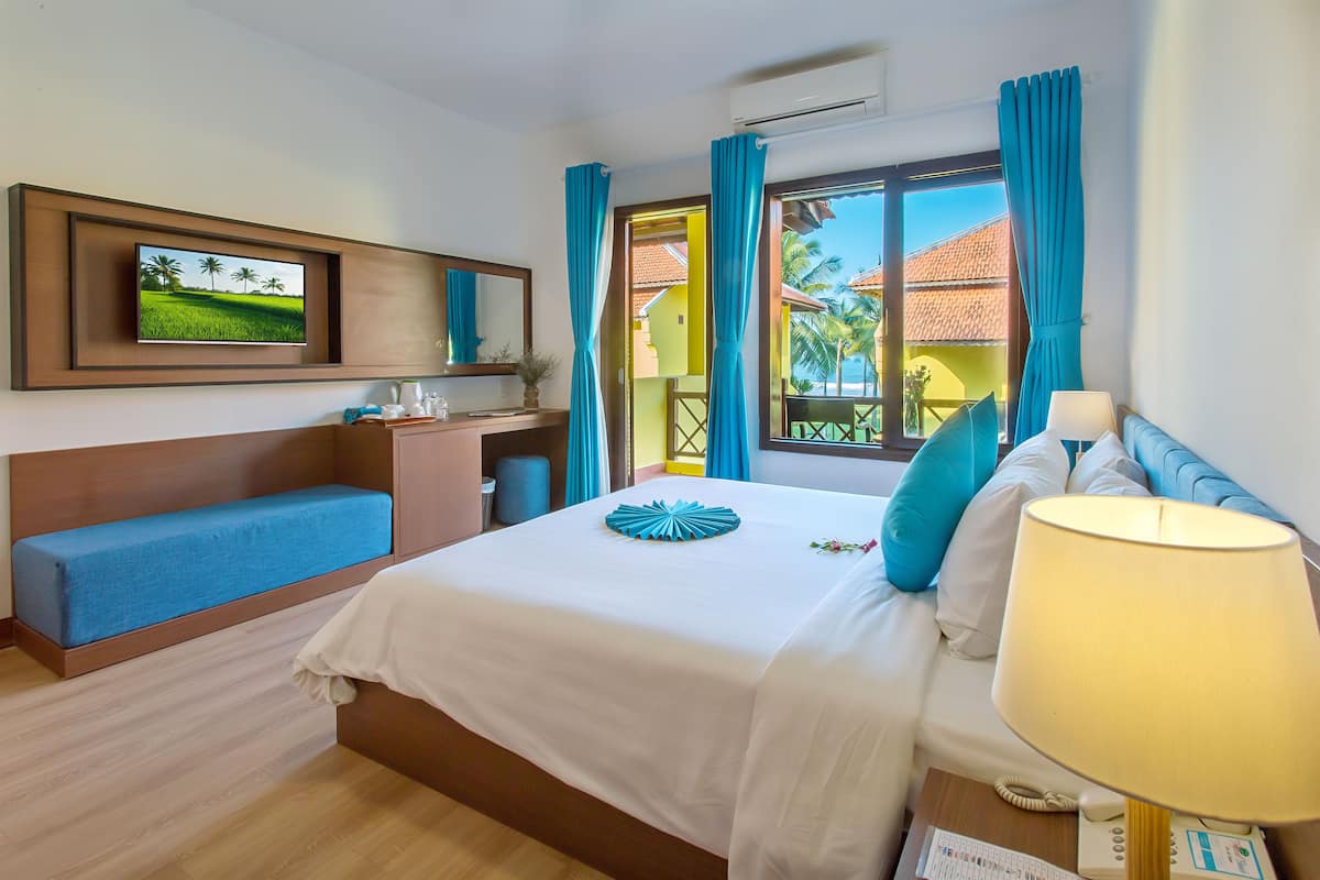 Deluxe Double Room, Garden View | Minibar, in-room safe, desk, blackout drapes