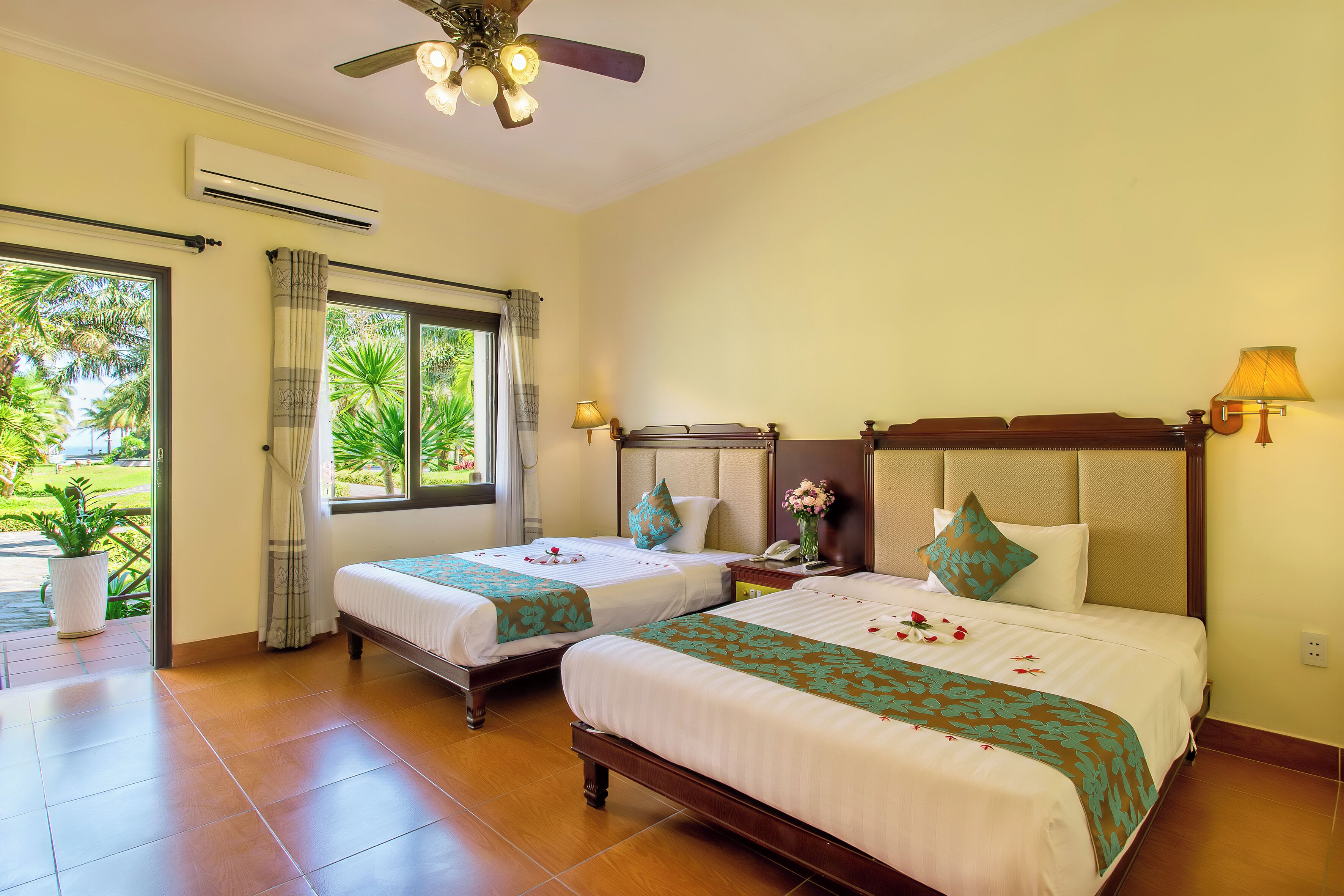 Superior Twin Room, Garden View | Minibar, in-room safe, desk, blackout curtains