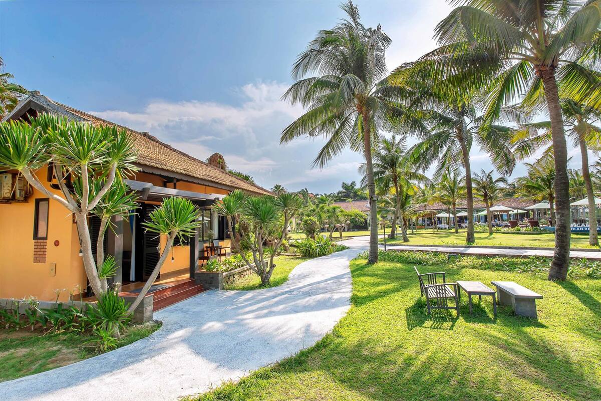 Villa, 1 Bedroom, Ocean View | Minibar, in-room safe, desk, blackout drapes