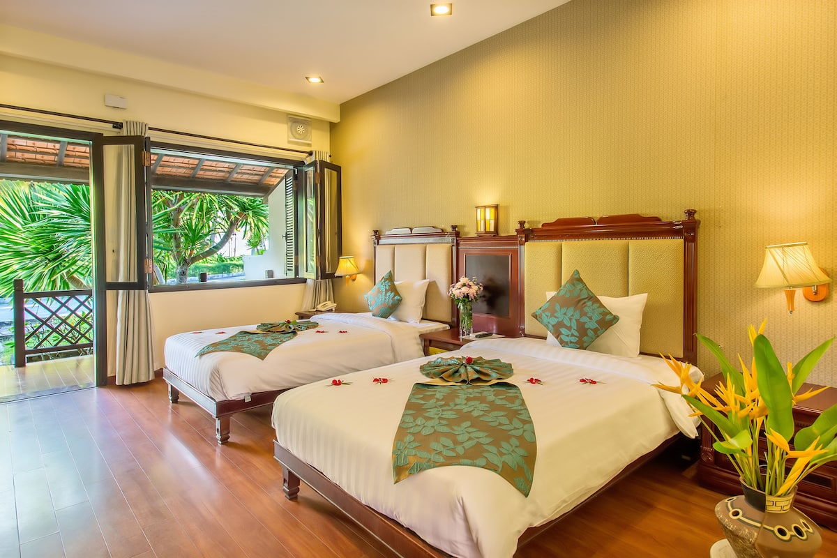 Grand Twin Room | Minibar, in-room safe, desk, blackout drapes