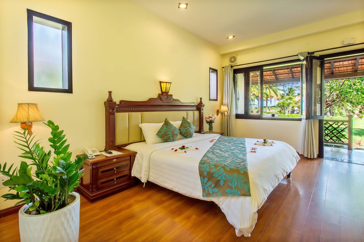 Grand Double Room | Minibar, in-room safe, desk, blackout drapes