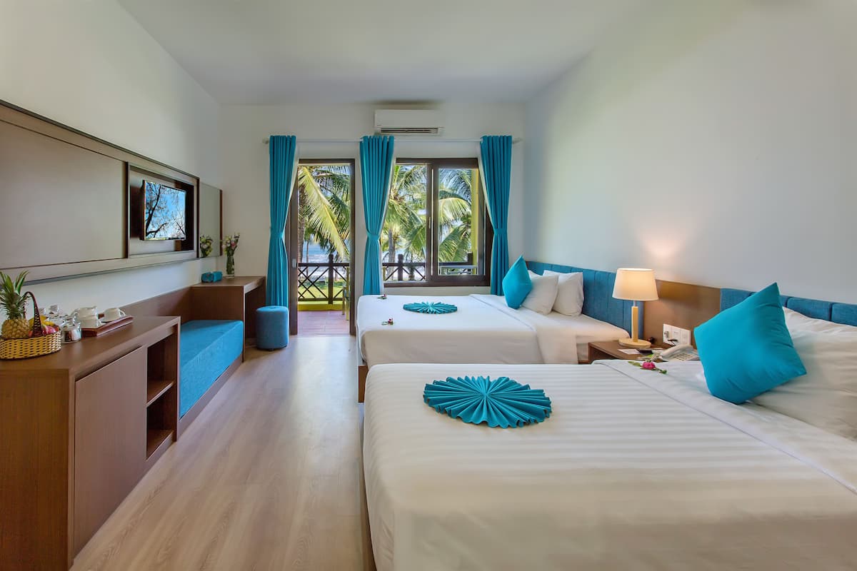 Deluxe Twin Room, Ocean View | Minibar, in-room safe, desk, blackout drapes