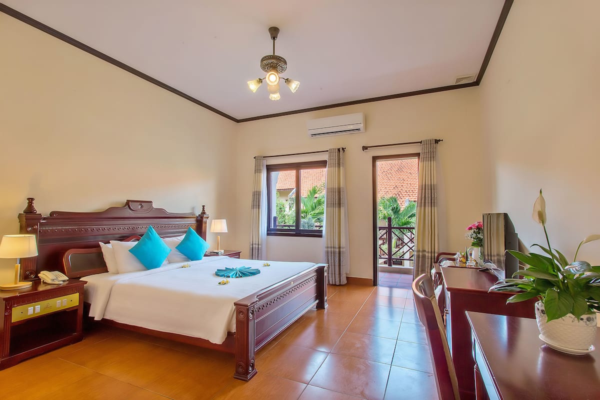 Superior Double Room, Garden View | Minibar, in-room safe, desk, blackout drapes