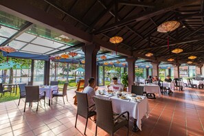 매일 뷔페 아침 식사(1인당 USD 15)