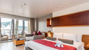Deluxe King Bed | Safe på rommet, skrivebord, blendingsgardiner og strykejern/-brett