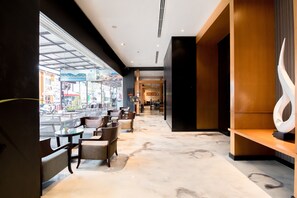 Lobby sitting area - ASHLEE Hub Hotel Patong (Patong)