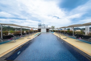 Outdoor pool, pool loungers - ASHLEE Hub Hotel Patong (Patong)