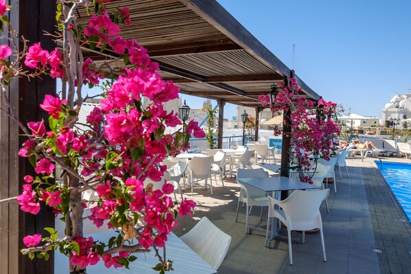 Outdoor pool, sun loungers - Atrium Zenon Hotel Apts (Larnaca)
