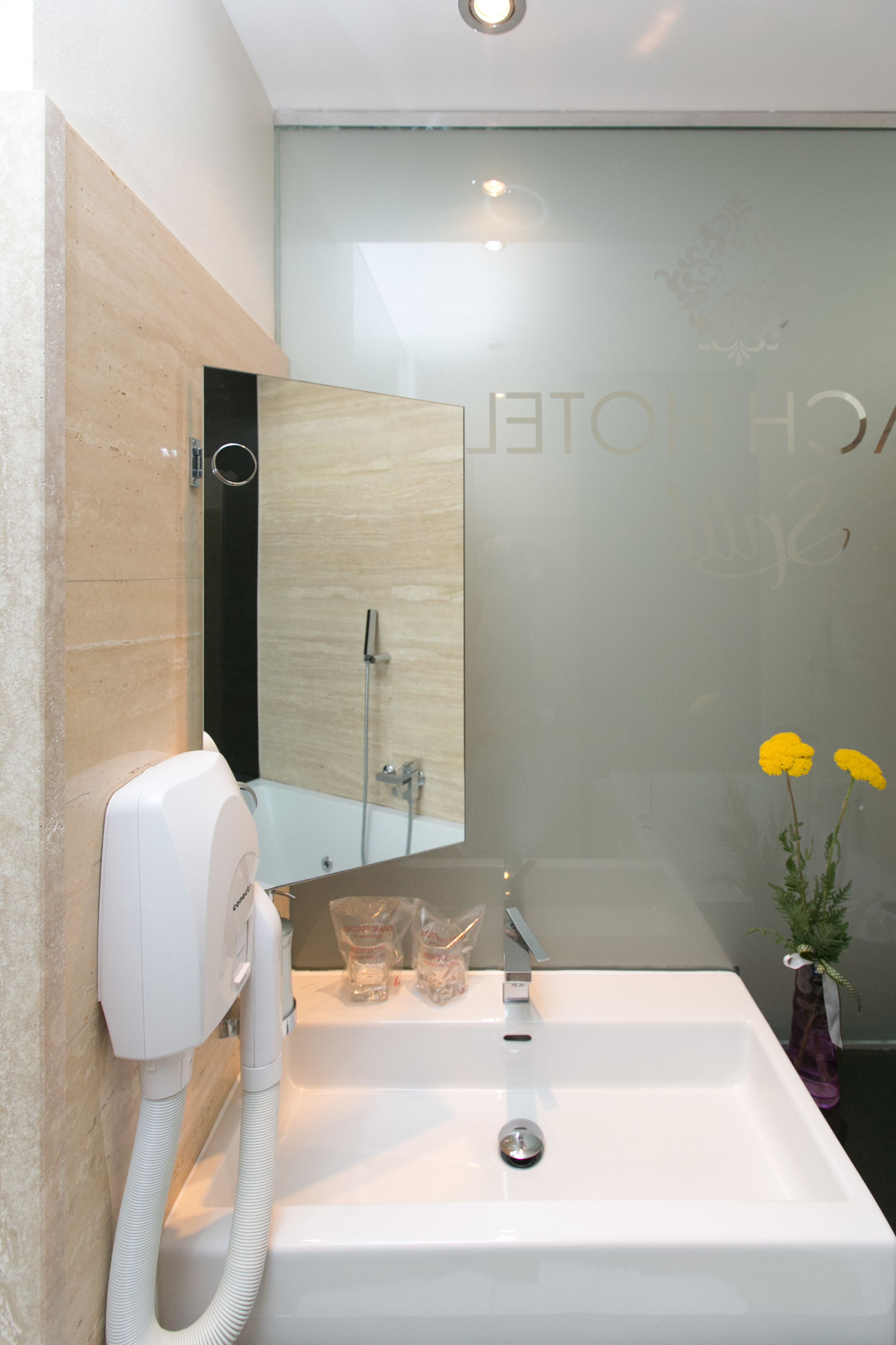 classic double room, balcony, sea view | bathroom | jetted bath, hydromassage showerhead, free toiletries, hair dryer