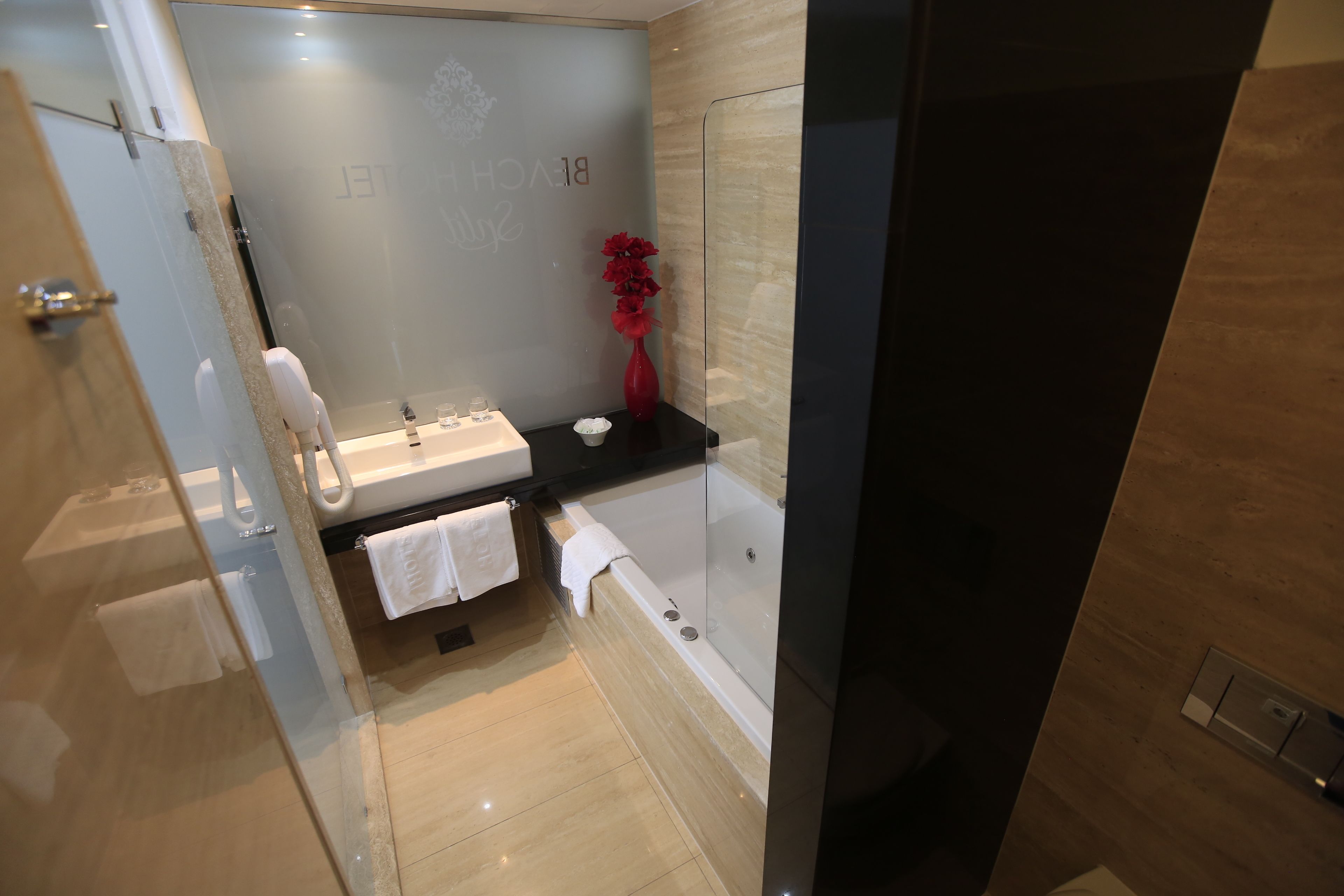 classic double room, balcony, sea view | bathroom | jetted bath, hydromassage showerhead, free toiletries, hair dryer