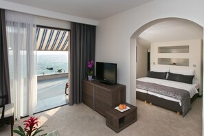 Superior-Apartment, Terrasse, Meerblick | Wohnzimmer | 85-cm-LCD-Fernseher mit Satellitenempfang, Fernseher