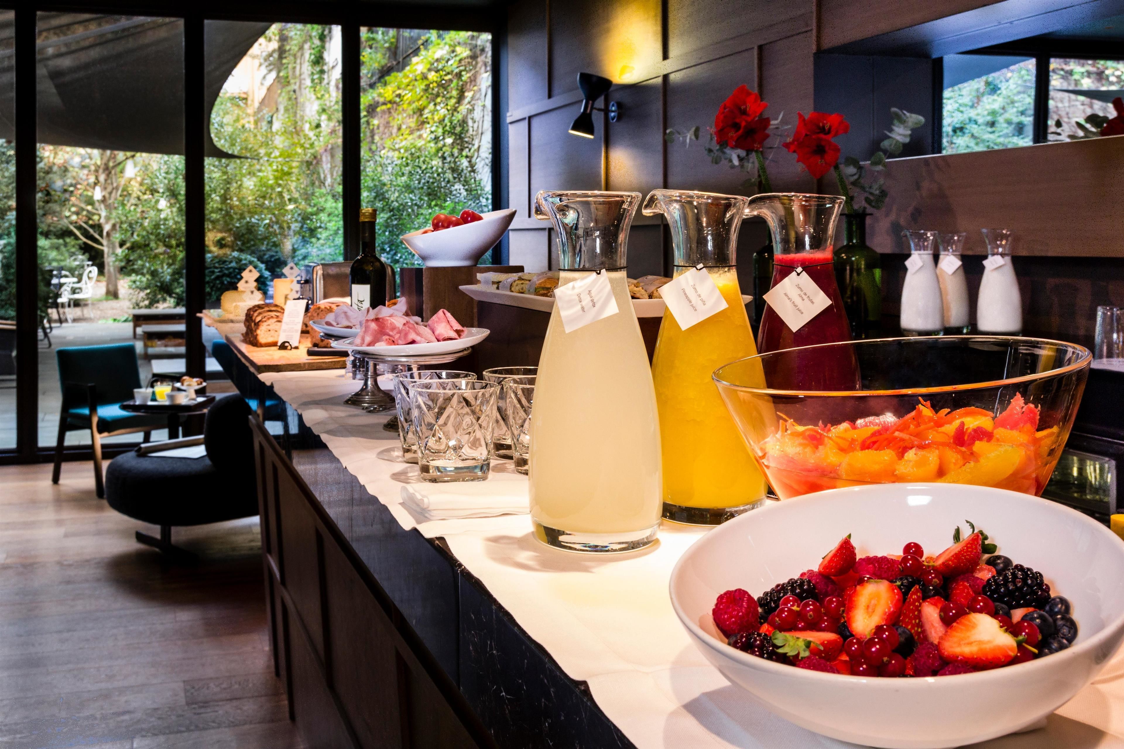 Daily full breakfast (EUR 48 per person)