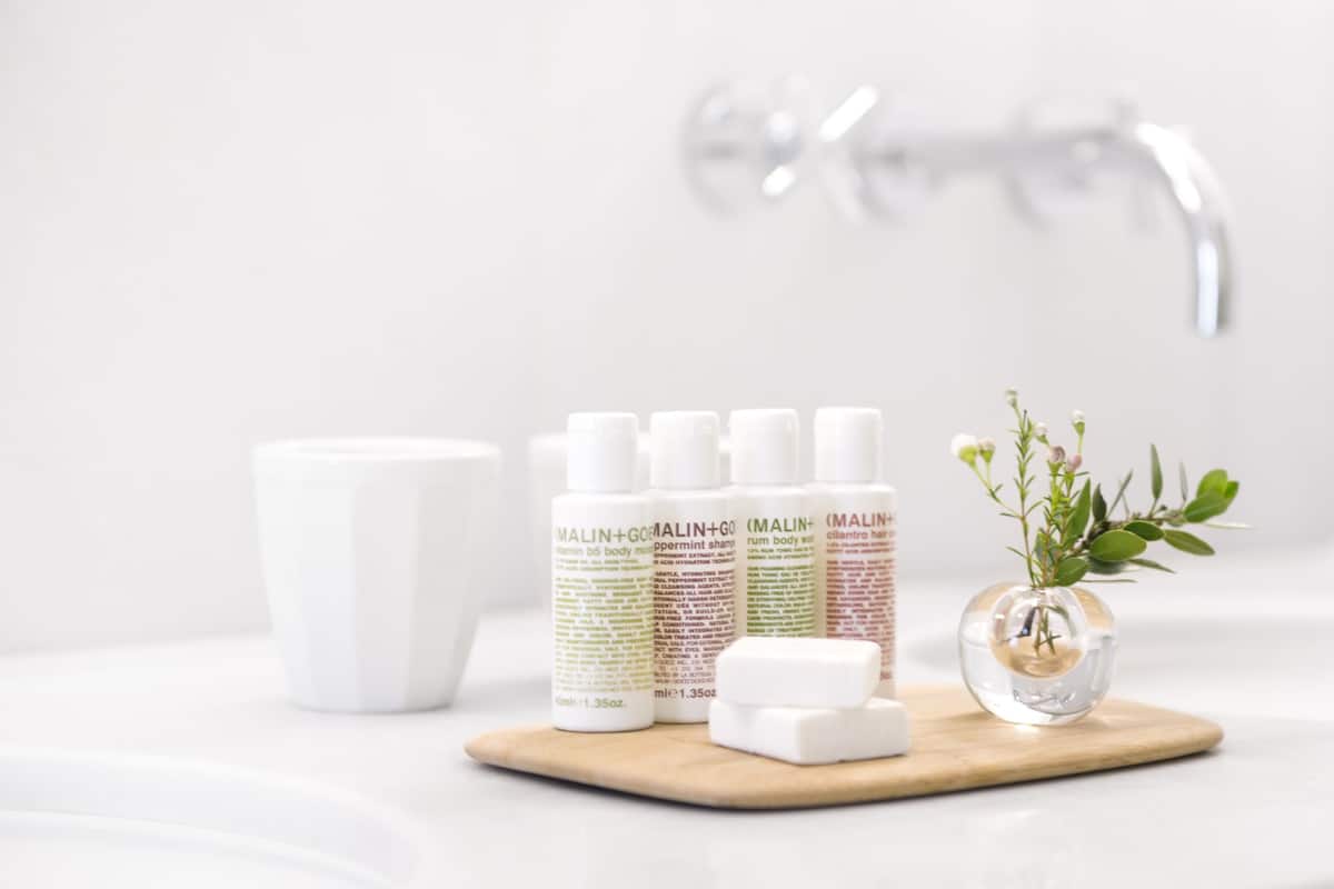 Baño | Amenidades de baño de diseñador, secadora de cabello, batas, pantuflas