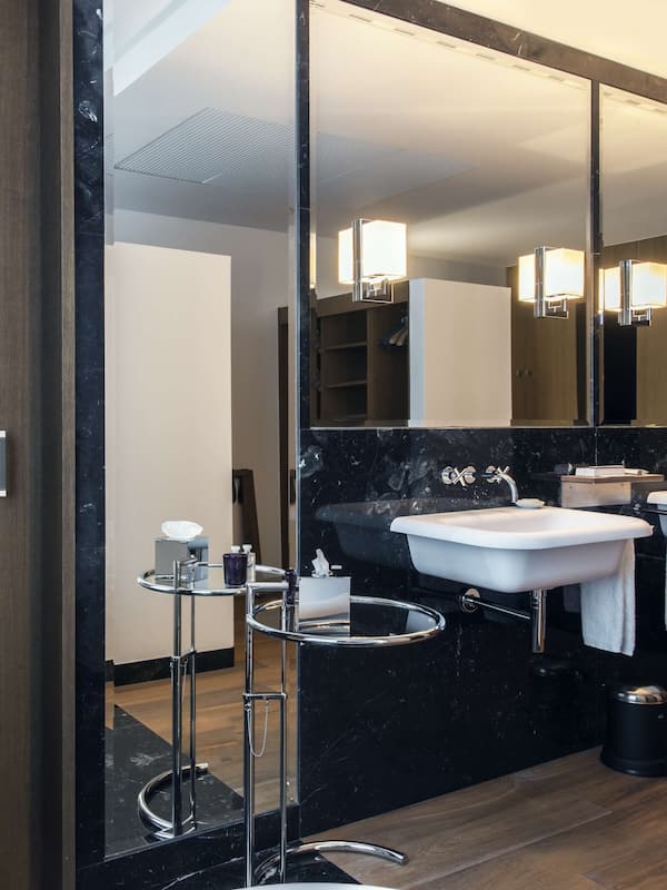 Suite Luxury, terrazzo | Bagno | Set di cortesia firmato, asciugacapelli, accappatoio, pantofole
