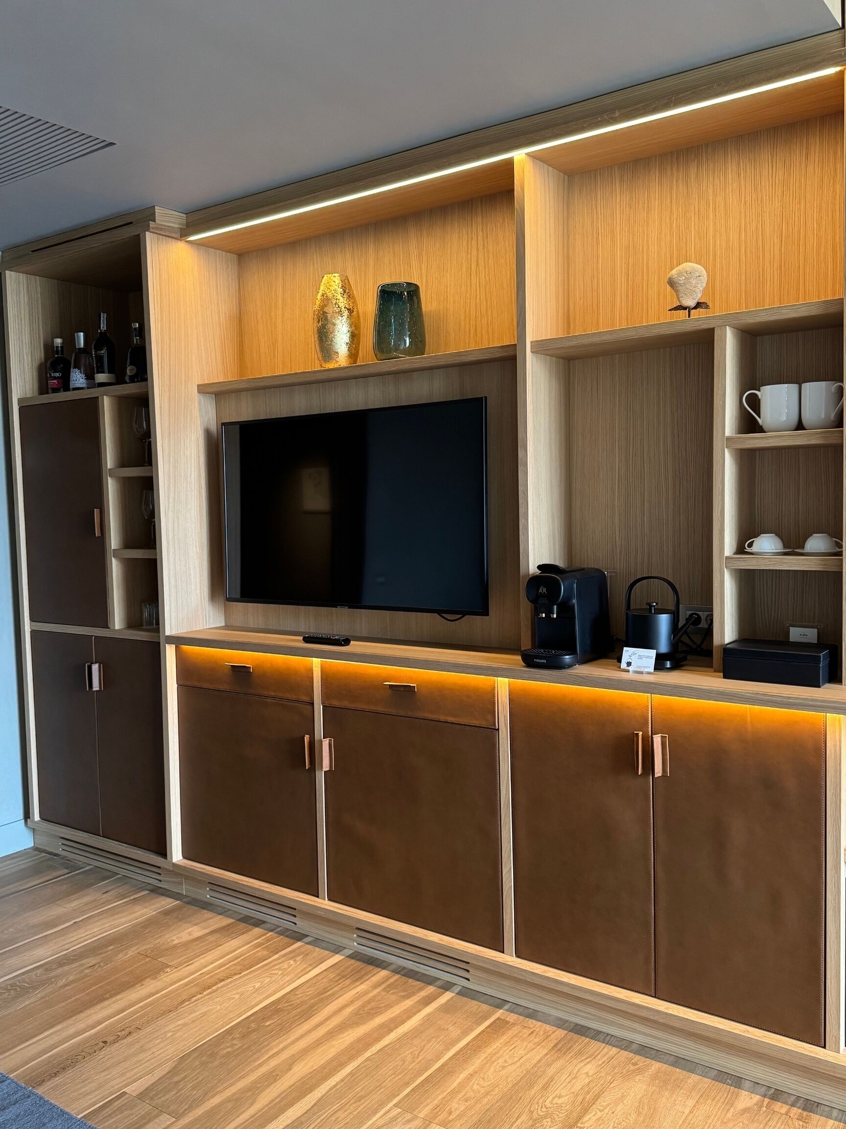 deluxe suite | living area | 40-inch lcd tv with satellite channels, tv, streaming services