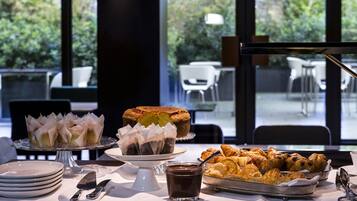 Dagelijks uitgebreid ontbijt (EUR 48 per persoon)